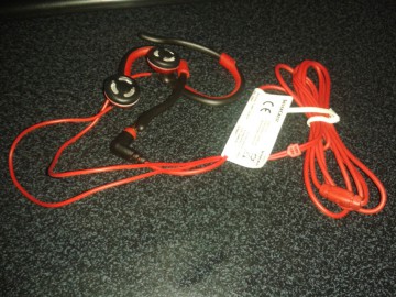 Căşti radio contrafăcute, confiscate în Constanţa